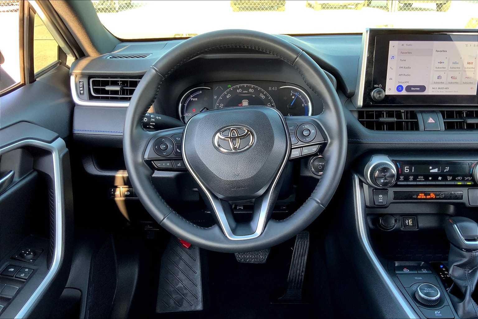 2024 Toyota RAV4 Hybrid SE photo 5