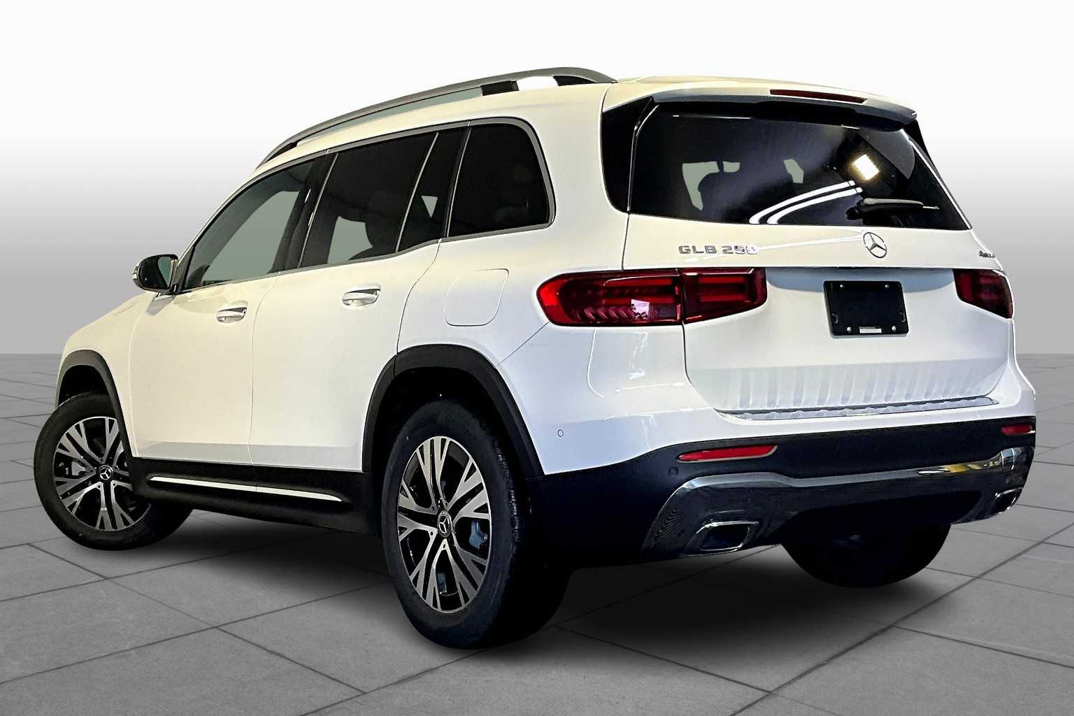 2026 Mercedes Benz GLB 250 4MATIC photo 3