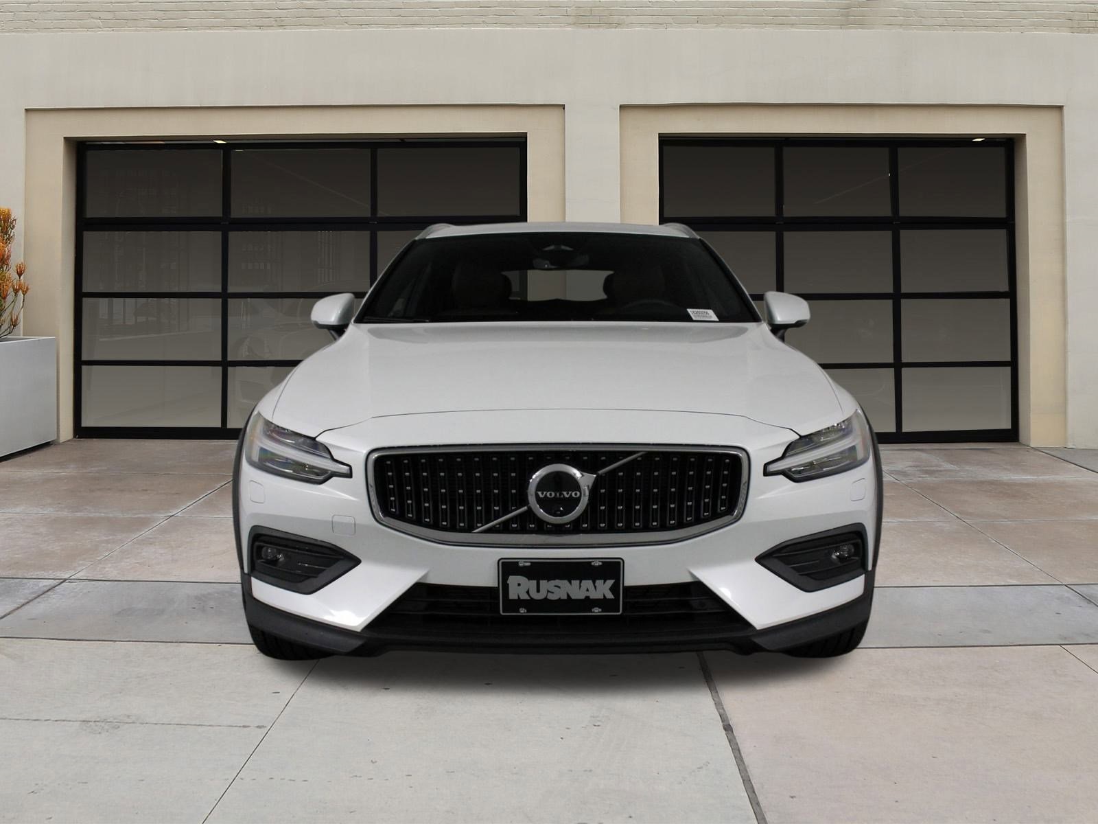 2026 Volvo V60 Cross Country B5 photo 2