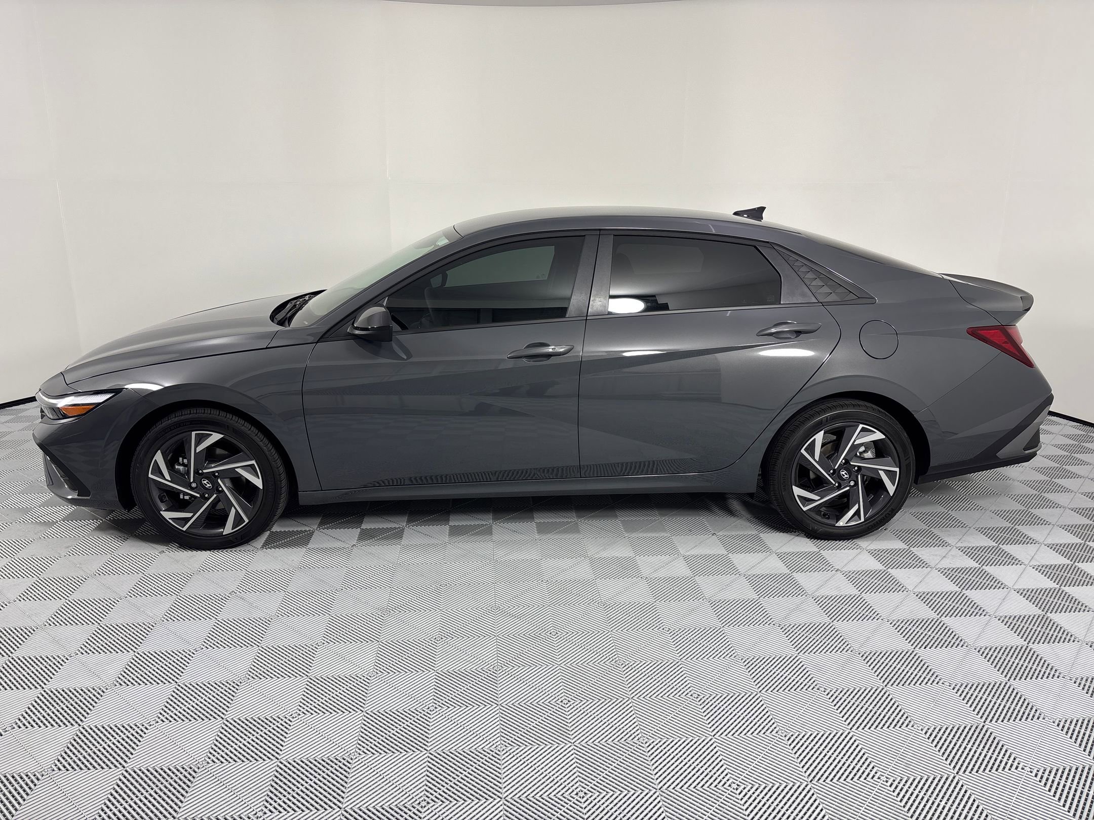2025 Hyundai Elantra SEL Sport photo 2