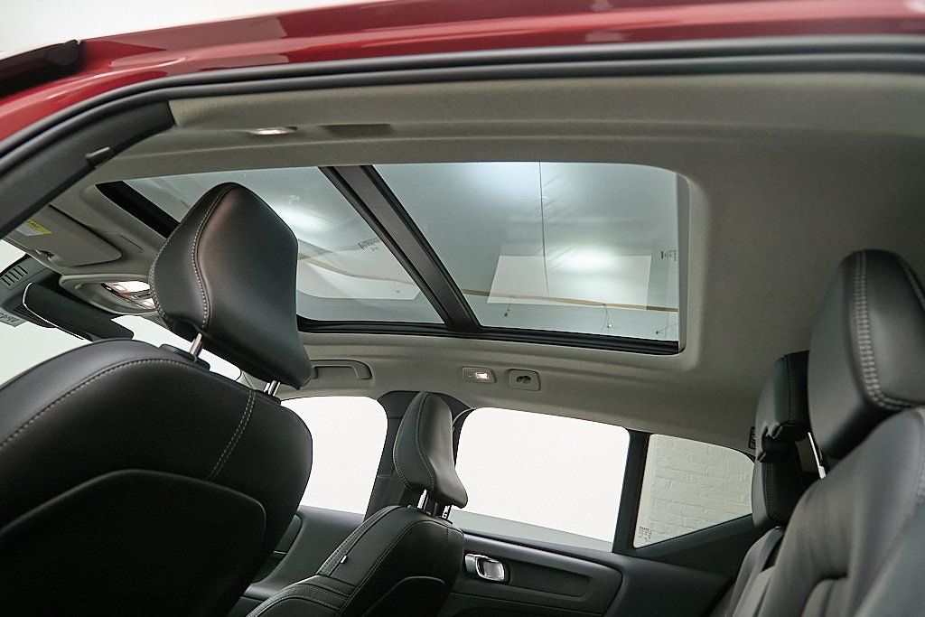 2023 VOLVO XC40 - Image 21