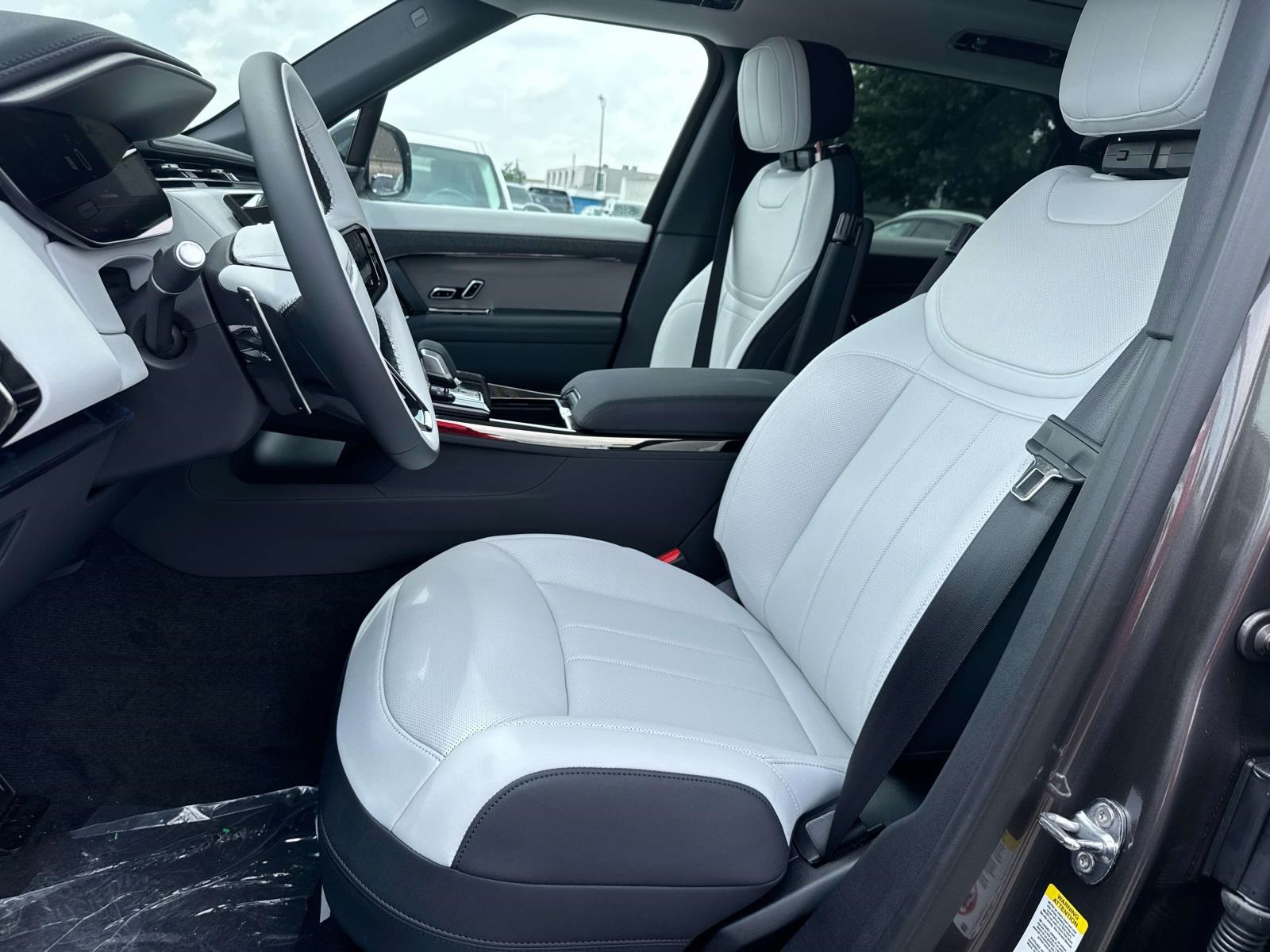 2025 Land Rover Range Rover Sport SE photo 9