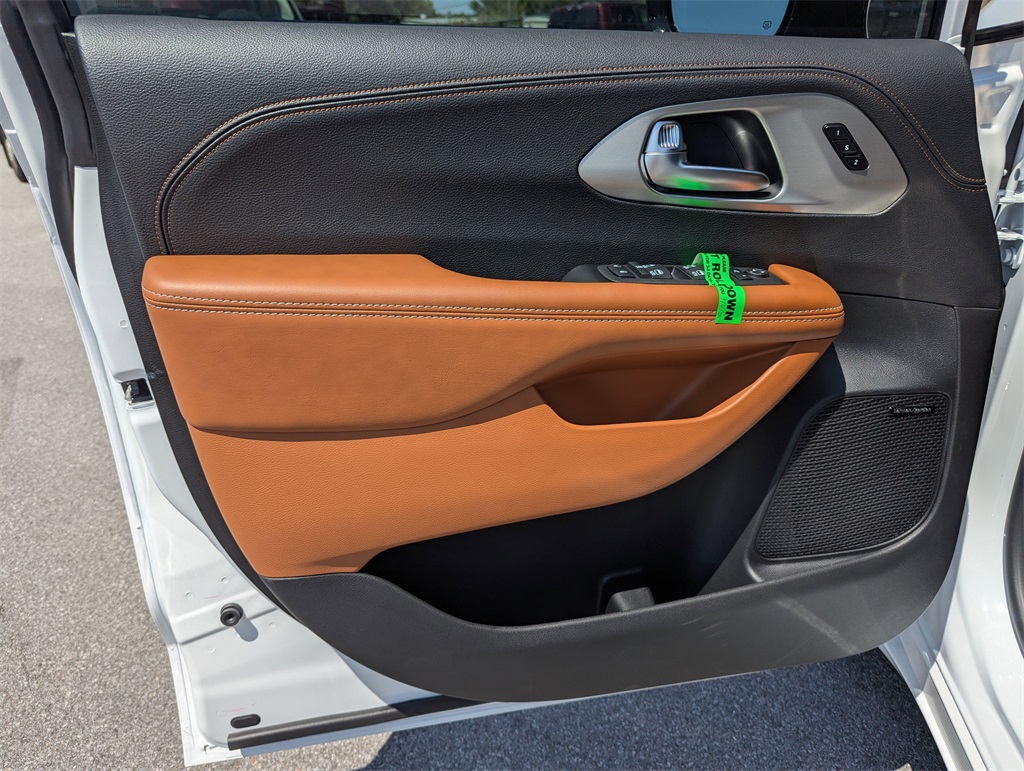 2026 Chrysler Pacifica Pinnacle photo 15