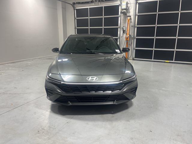 2025 Hyundai Elantra SEL Sport photo 2