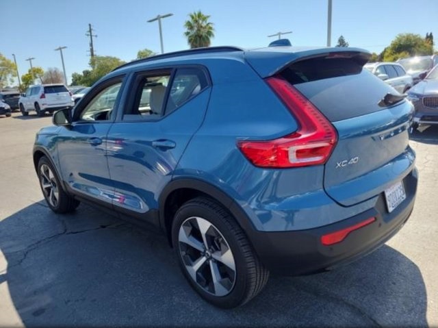 2023 Volvo XC40 Plus photo 2