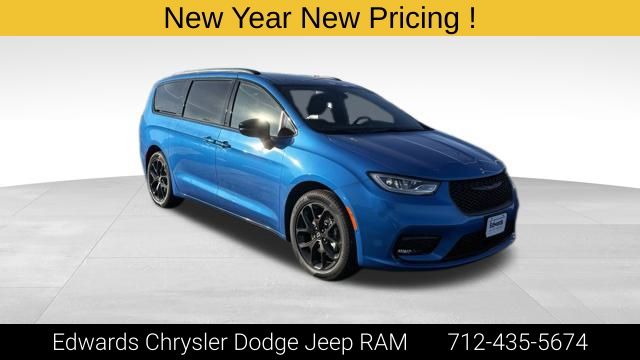 2026 Chrysler Pacifica Select's photo