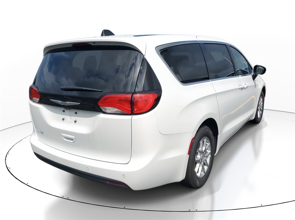 2026 Chrysler Voyager LX photo 4