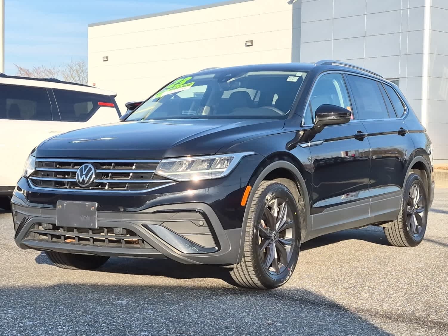 2023 Volkswagen Tiguan SE's photo