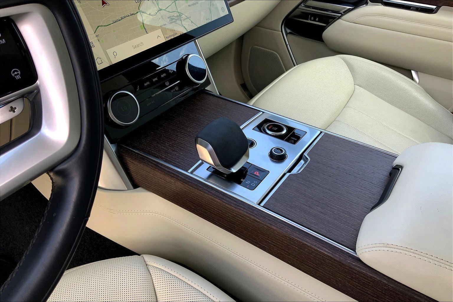 2022 Land Rover Range Rover SE photo 18