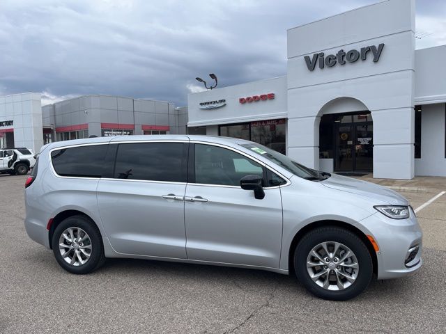 2026 Chrysler Pacifica Select's photo