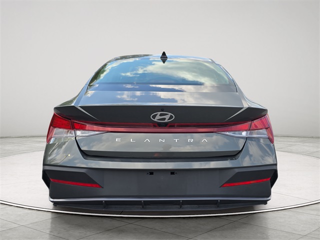 2024 Hyundai Elantra SEL photo 4