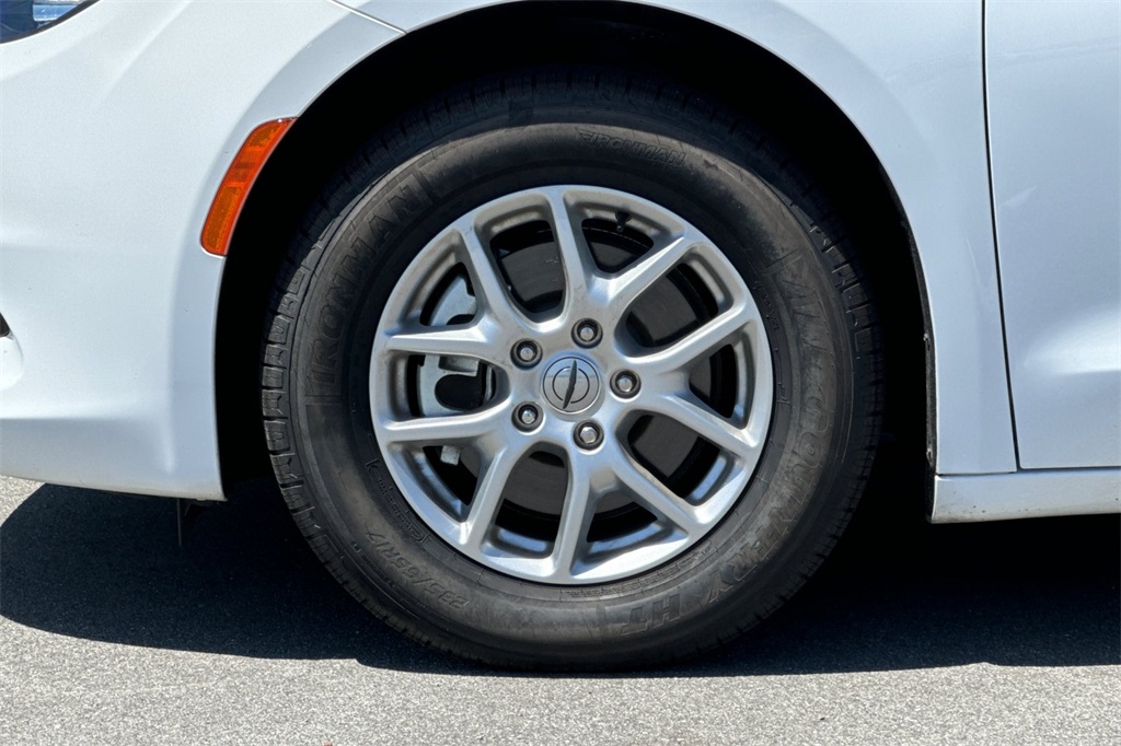 2022 Chrysler Voyager LX photo 23