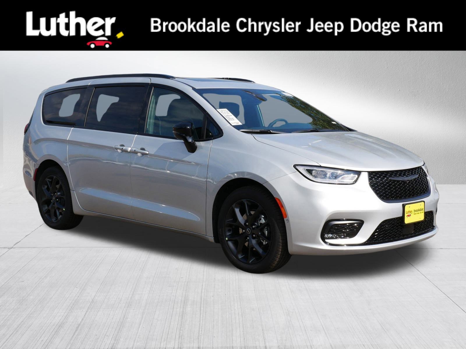 2026 Chrysler Pacifica Limited's photo