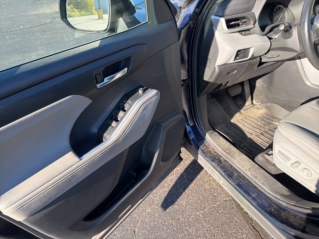 2020 Toyota Highlander XLE photo 2