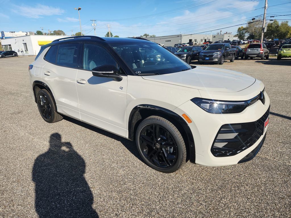 2025 Volkswagen Tiguan SE R-LINE BLACK's photo