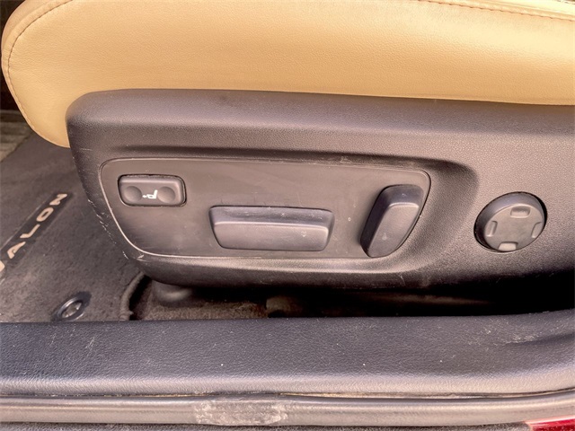 2015 Toyota Avalon Limited photo 4
