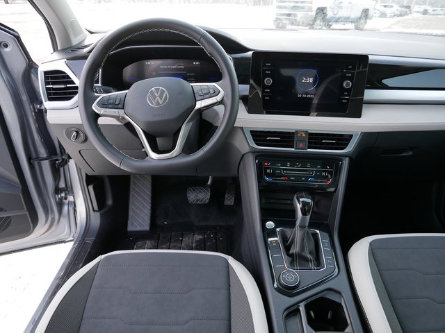 2025 Volkswagen Taos SE photo 8