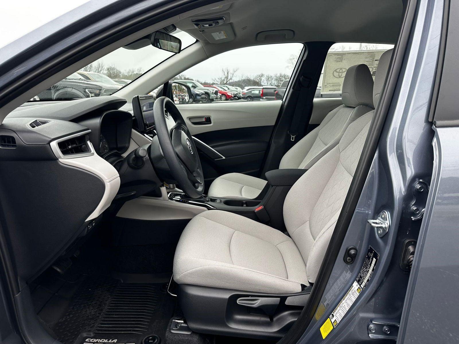 2025 Toyota Corolla Cross L photo 13