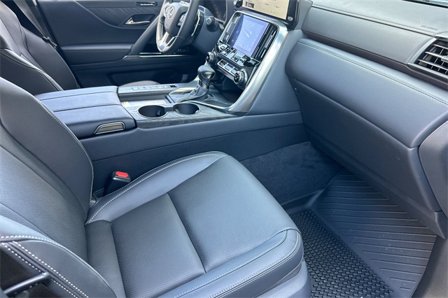 2025 Lexus LX 600 Luxury photo 4