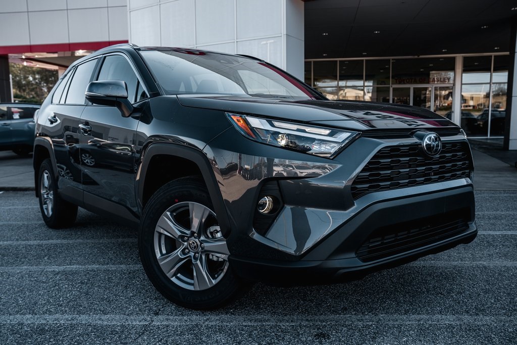2025 Toyota RAV4 XLE's photo