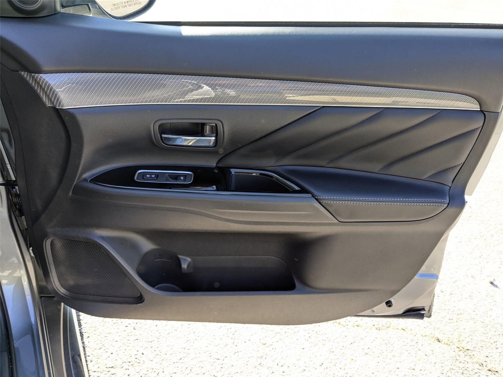 2020 Mitsubishi Outlander PHEV SEL photo 32
