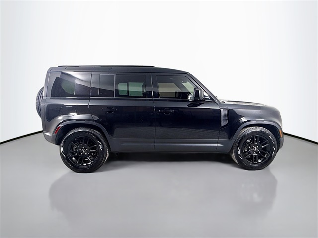 2025 Land Rover Defender 110 S photo 4