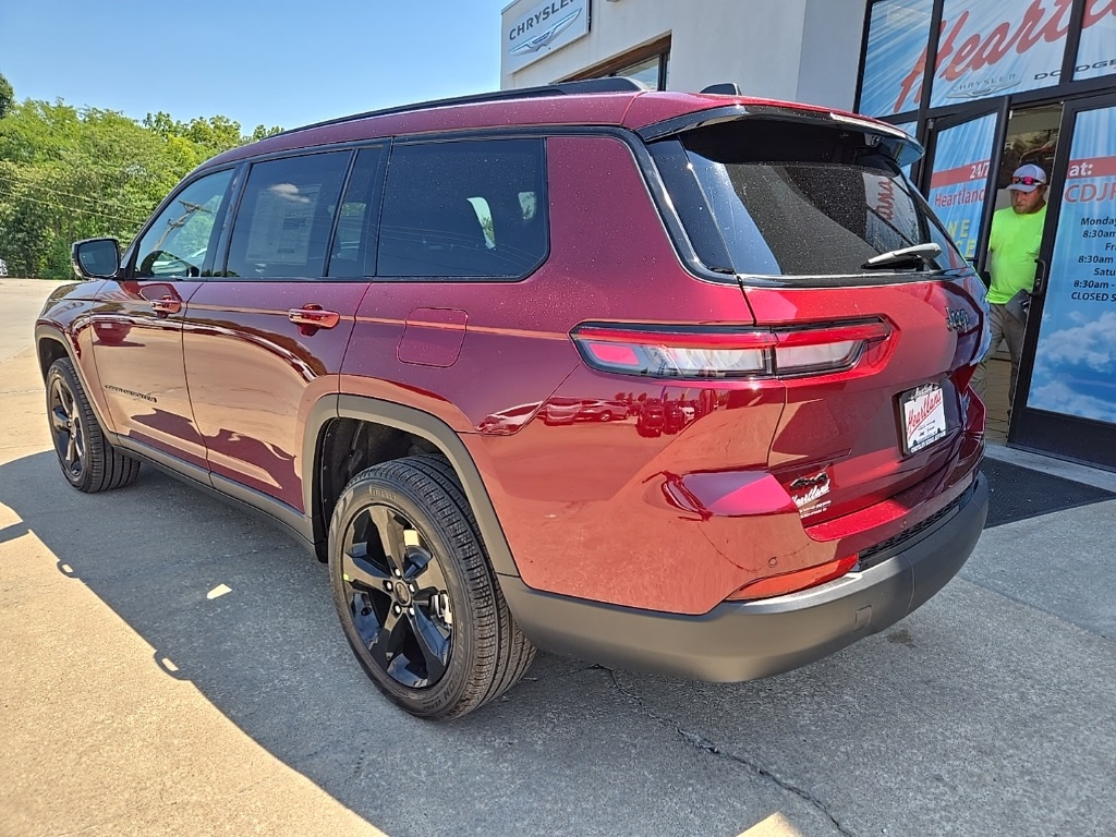 2025 Jeep Grand Cherokee Limited photo 2