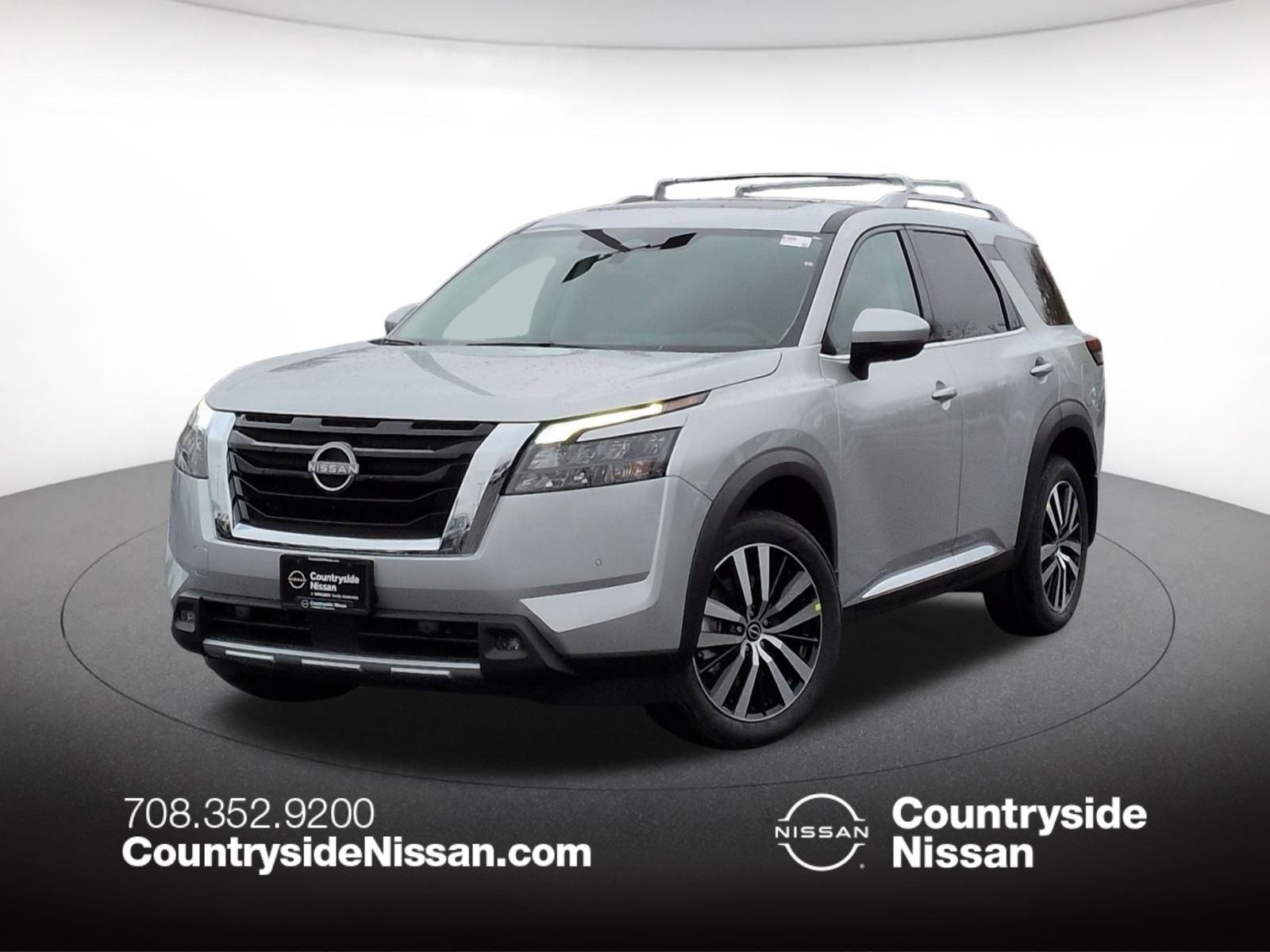 2025 Nissan Pathfinder Platinum's photo