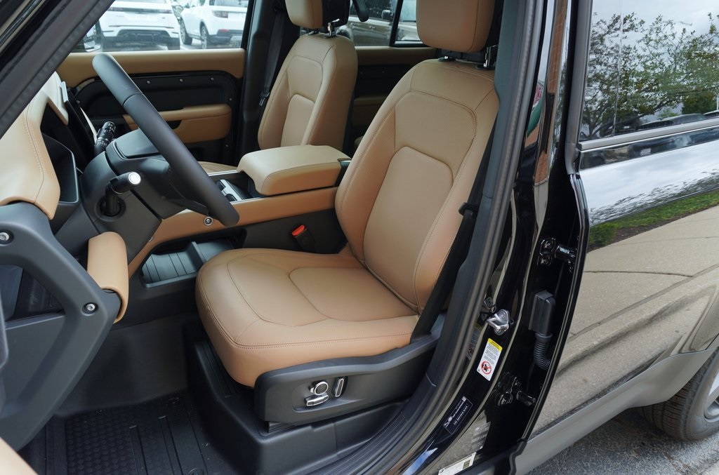 2025 LAND ROVER DEFENDER - Image 13