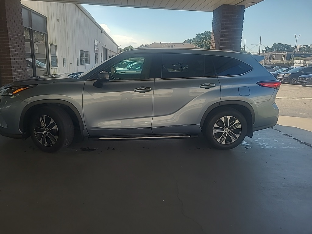 2022 Toyota Highlander XLE photo 2