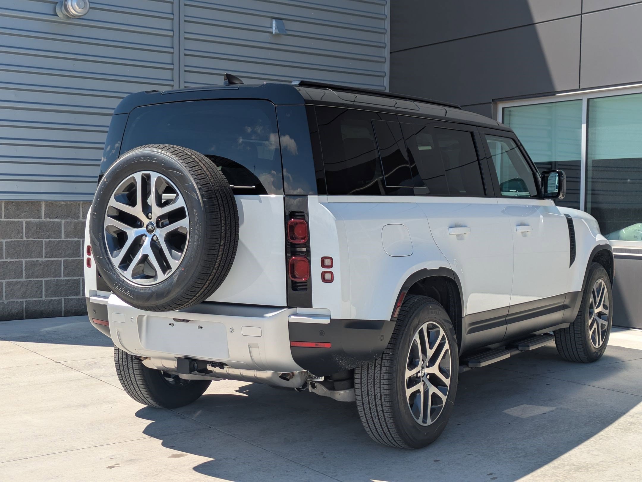 2025 Land Rover Defender 110 S photo 5
