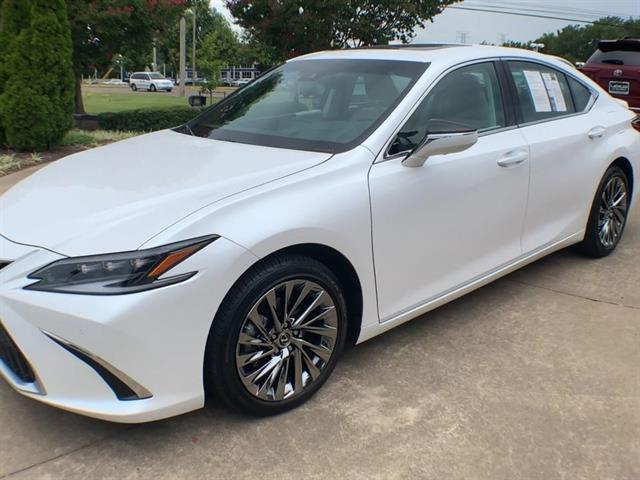 2025 Lexus ES 300h Ultra Luxury photo 4