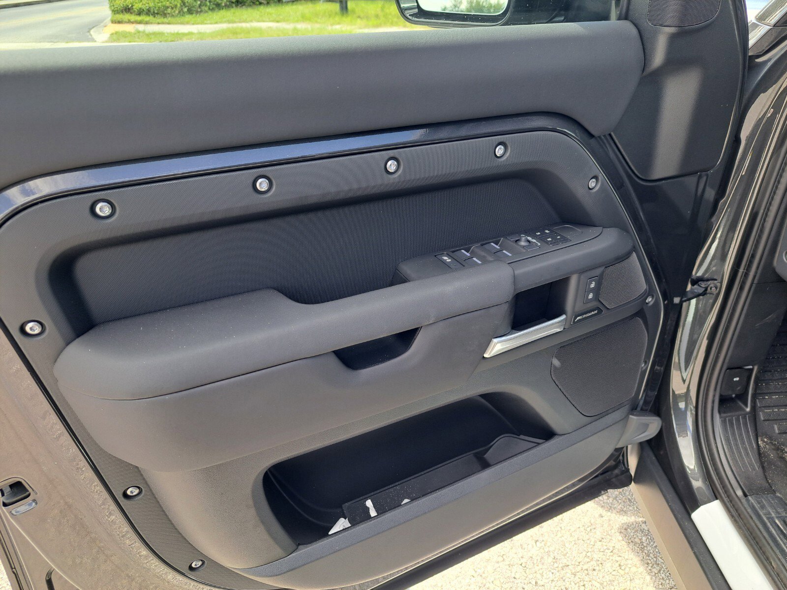 2025 Land Rover Defender SE photo 11