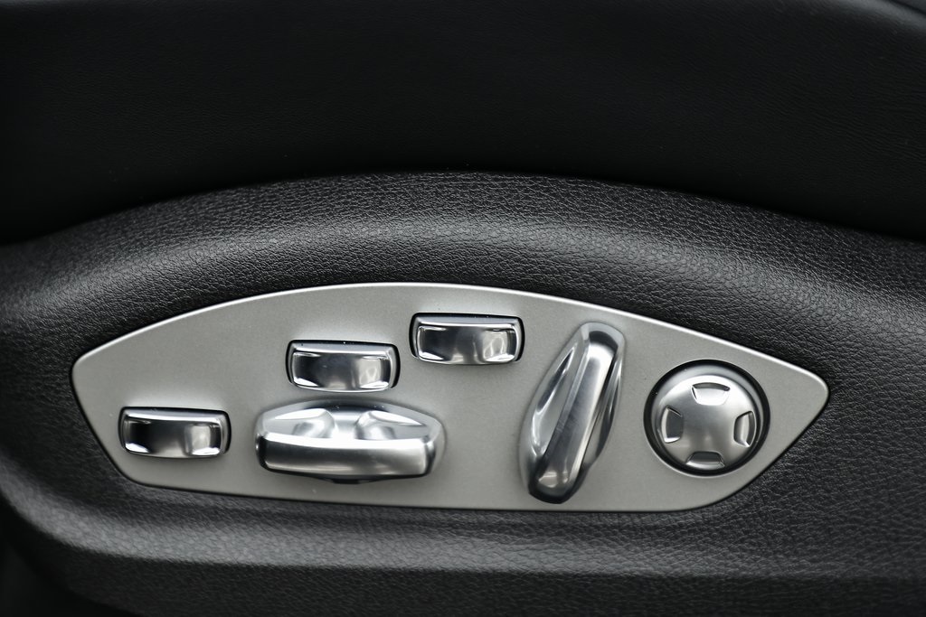 2025 Porsche Macan T photo 24