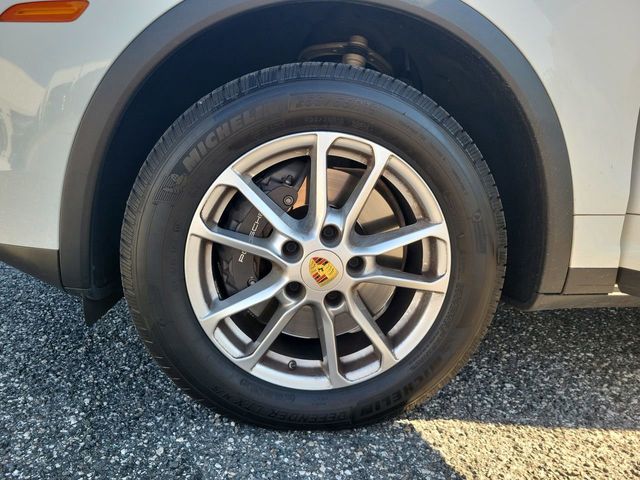 2016 Porsche Cayenne Base photo 24