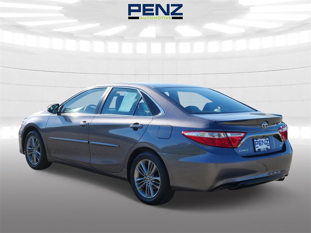 2016 Toyota Camry XLE photo 3