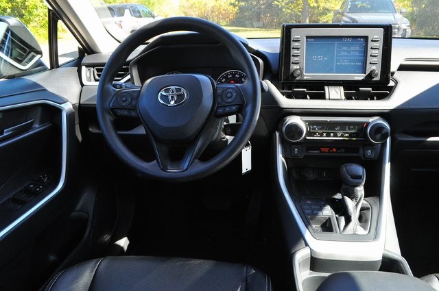 2020 Toyota RAV4 LE photo 18