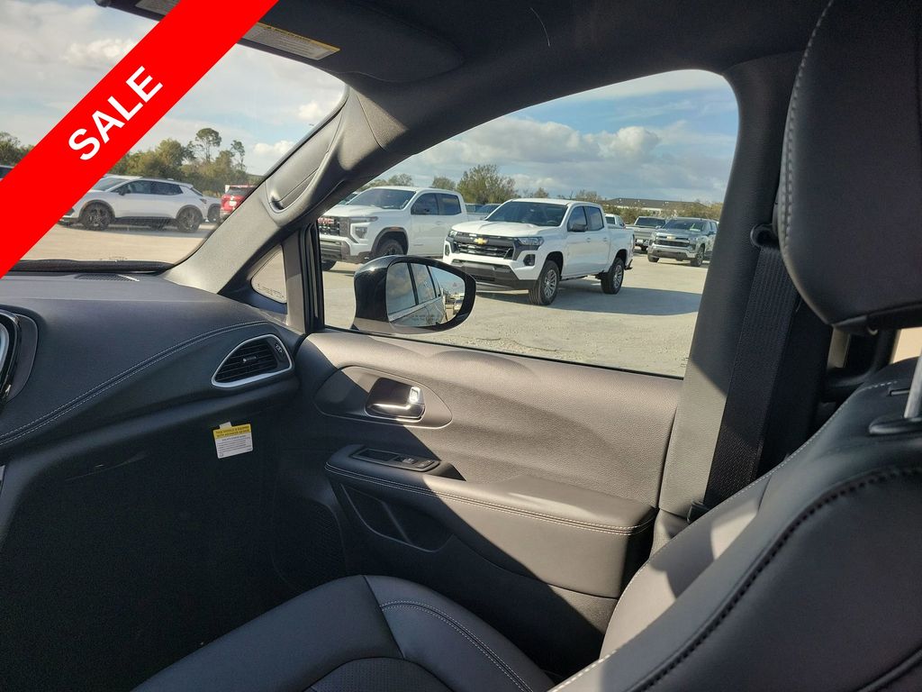 2025 Chrysler Pacifica photo 11