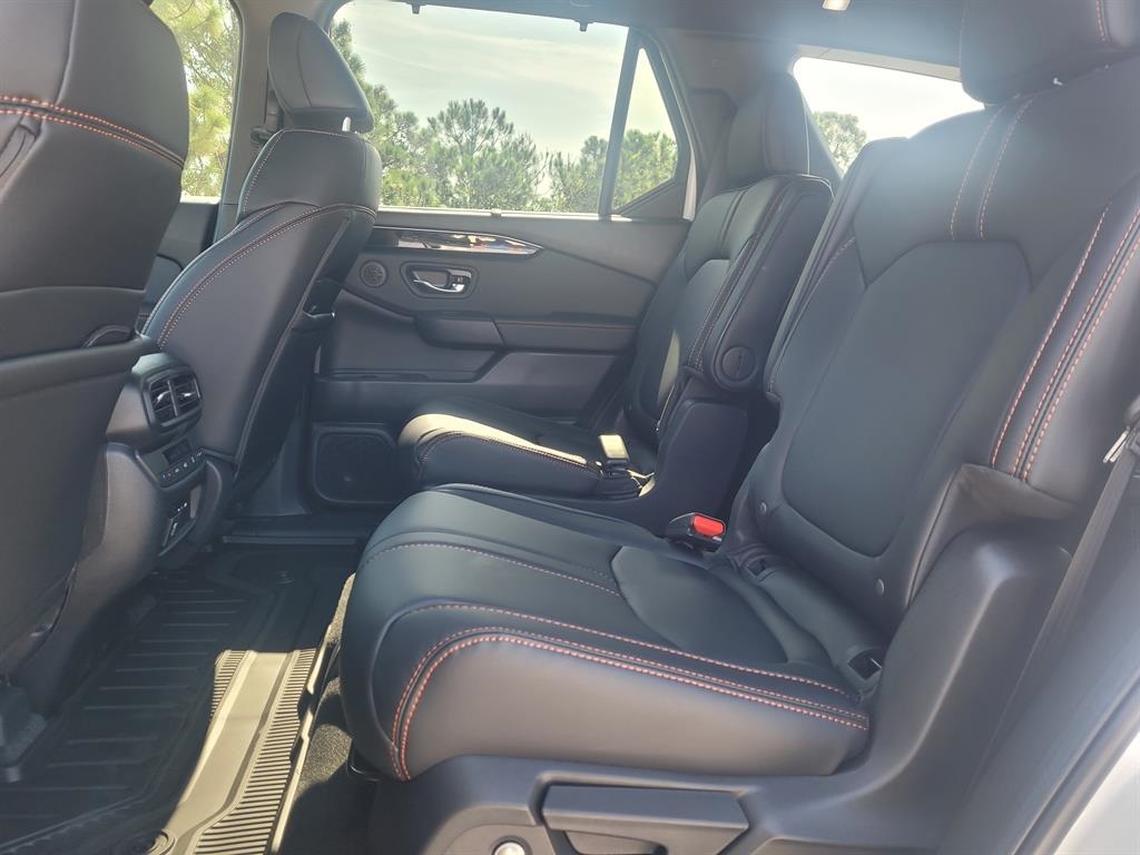 2025 Honda Pilot TrailSport photo 11