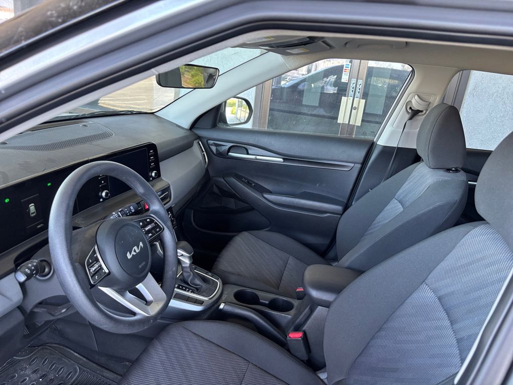 2025 Kia Seltos LX photo 7