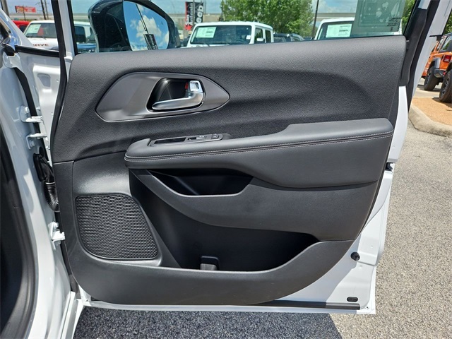 2025 Chrysler Pacifica photo 32