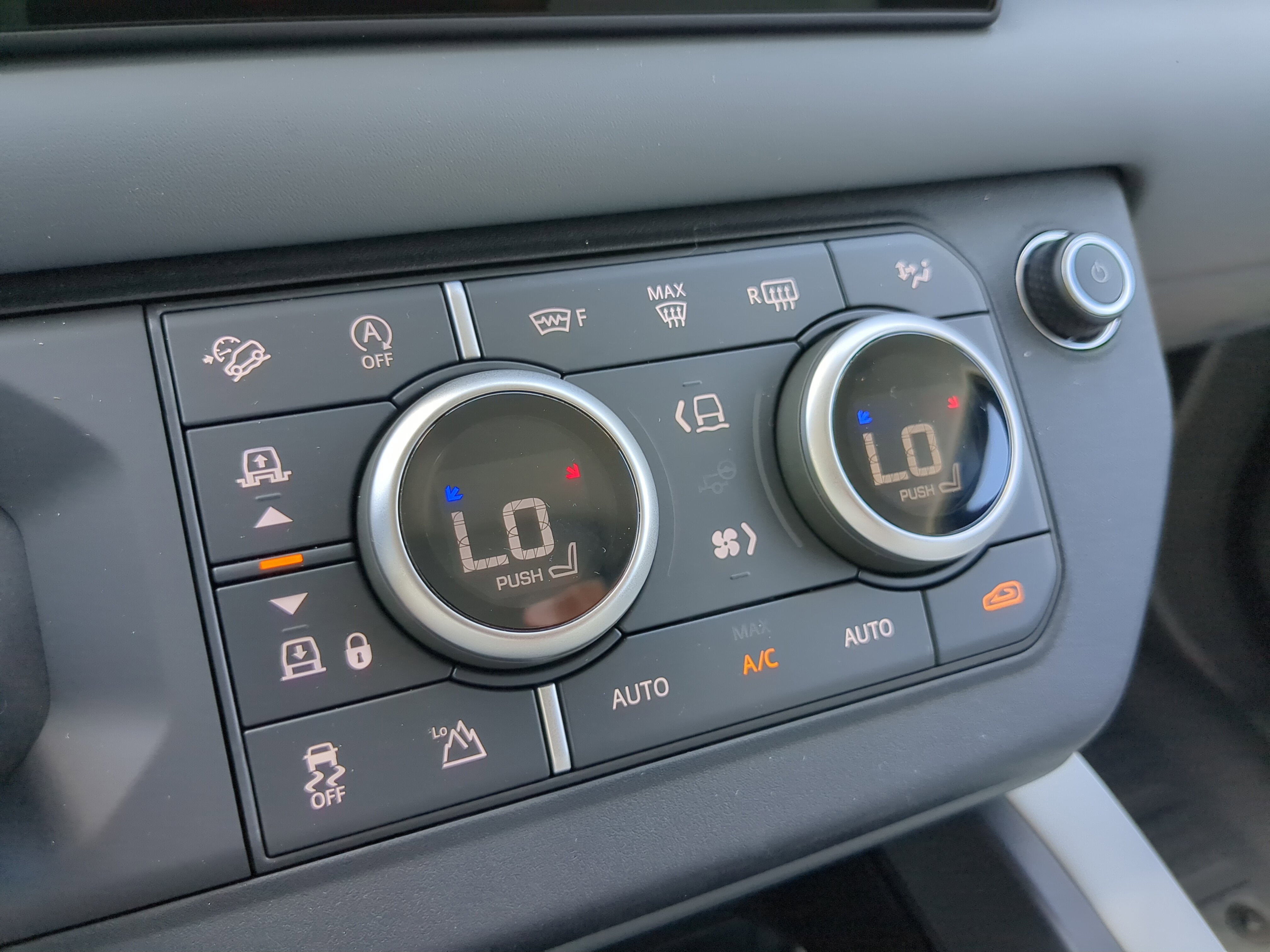 2025 Land Rover Defender 110 X-Dynamic SE photo 16