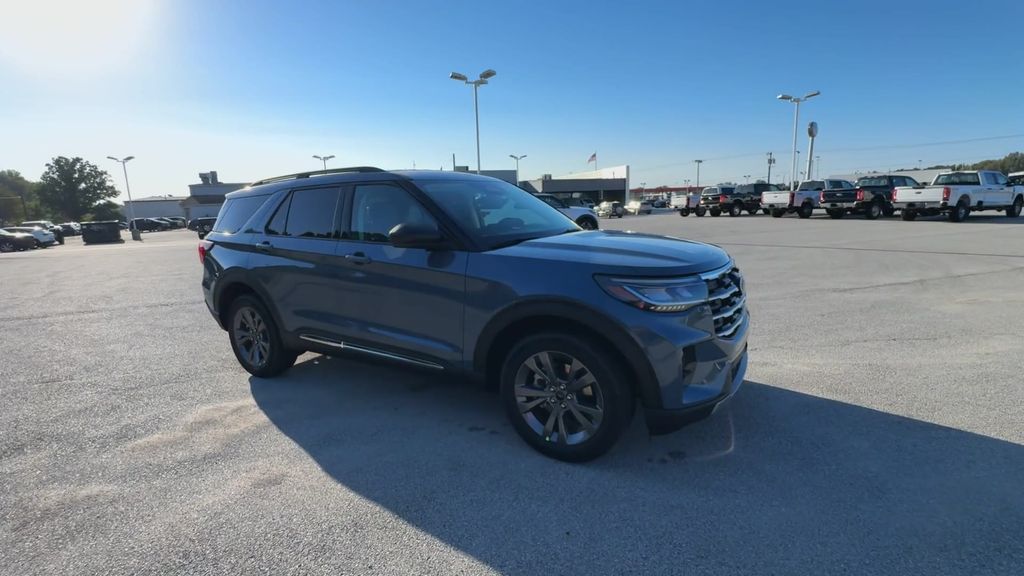 2025 Ford Explorer photo 2