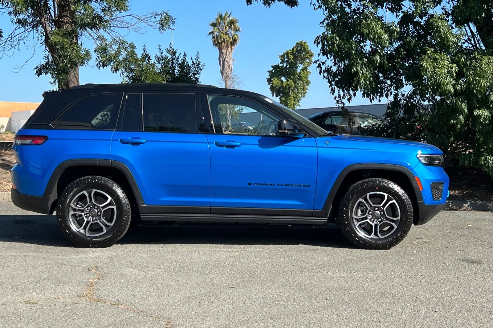 2023 Jeep Grand Cherokee Trailhawk 4xe photo 2