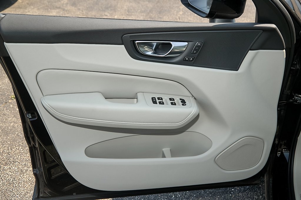 2025 VOLVO XC60 - Image 8