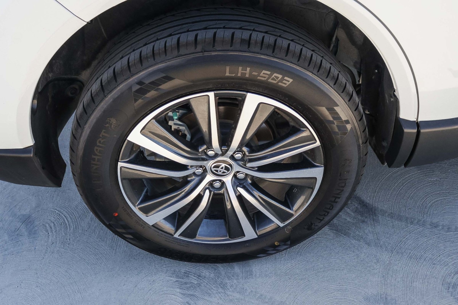 2022 Toyota Venza LE photo 4