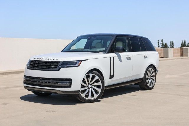 2025 Land Rover Range Rover SE's photo