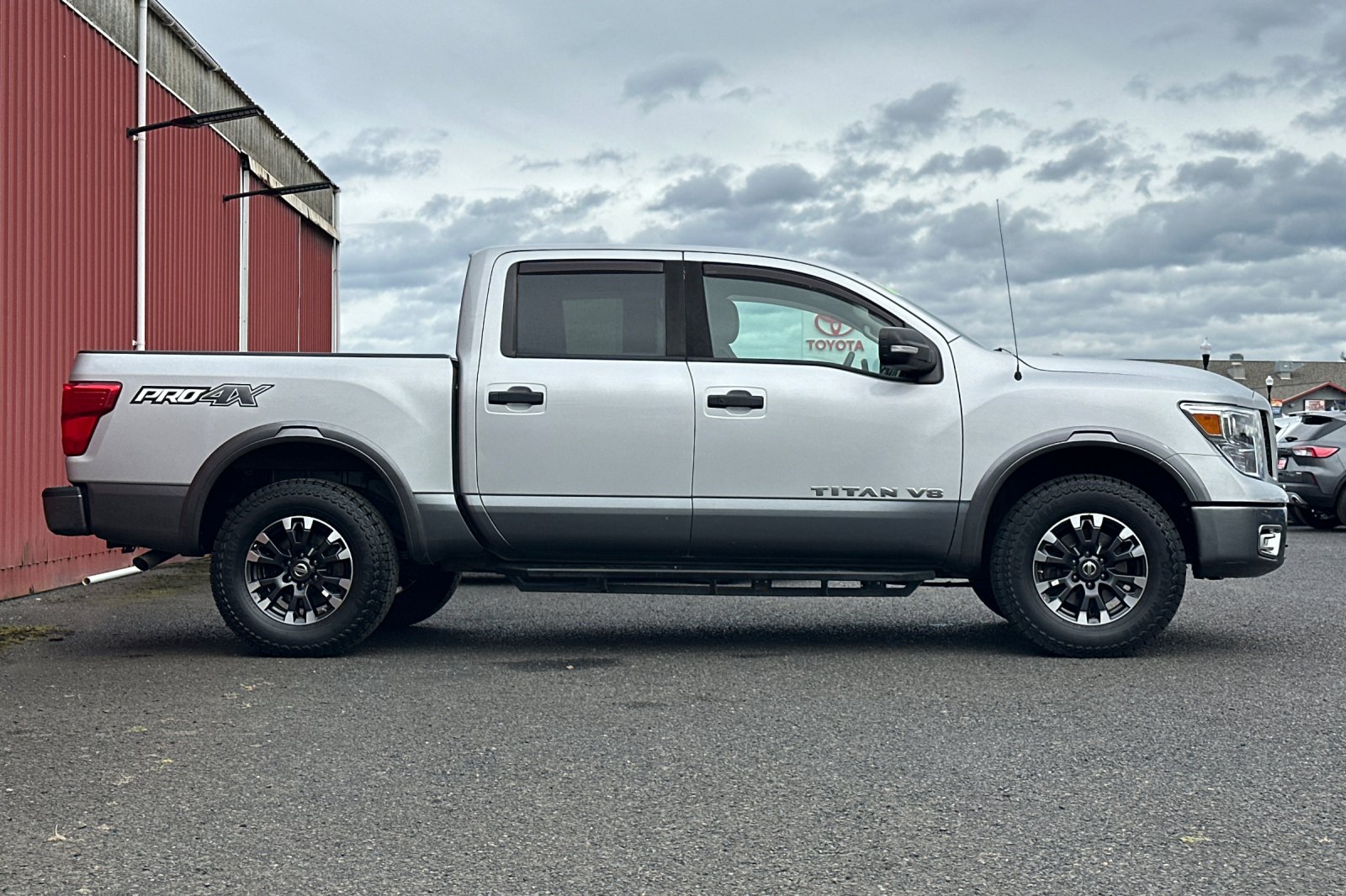 2018 Nissan Titan PRO-4X photo 2