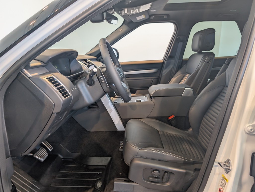2025 Land Rover Discovery SE photo 10