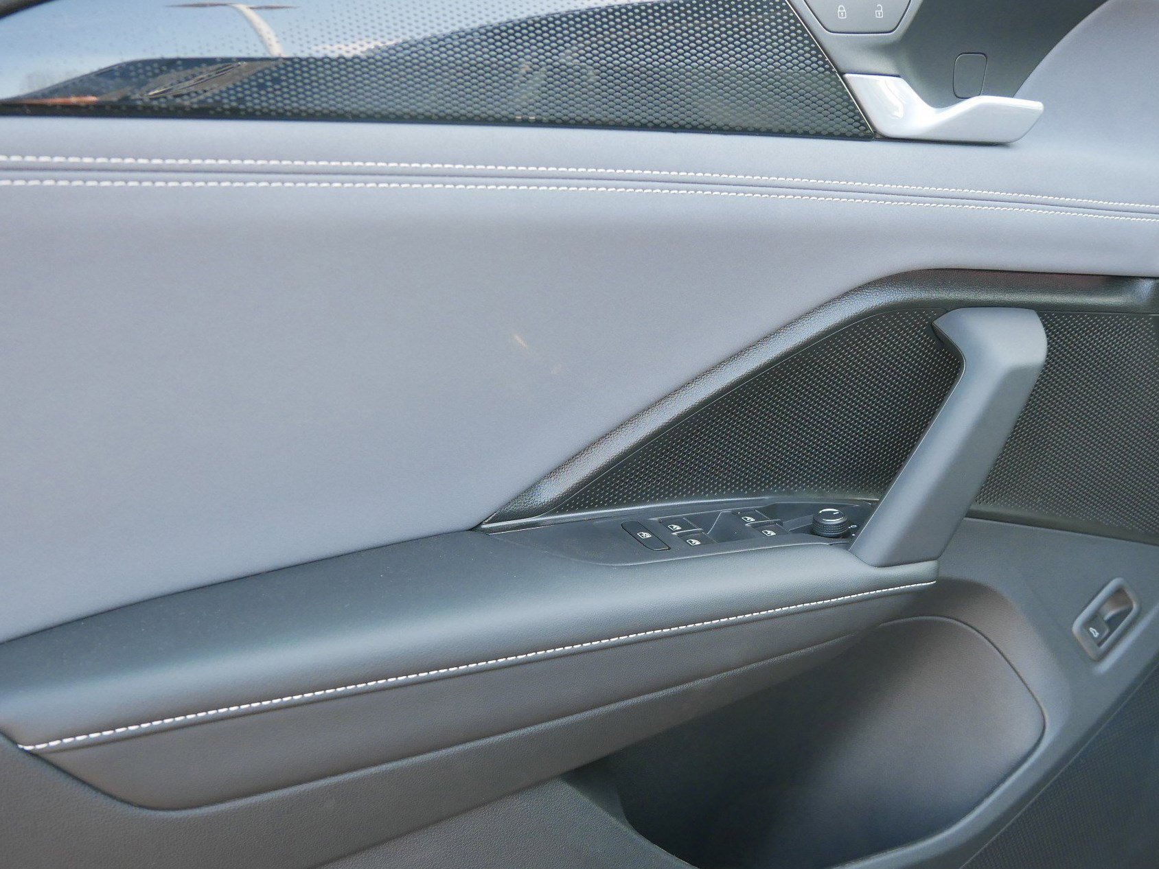 2025 Volkswagen Tiguan SE photo 4